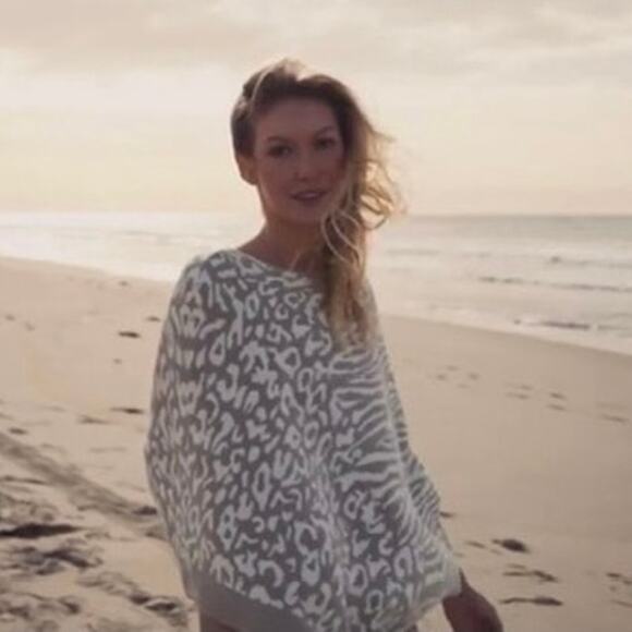 Barefoot Dreams Dove Gray Print CozyChic Ultra Lite Ocean Breeze Sweater Poncho - Picture 3 of 9